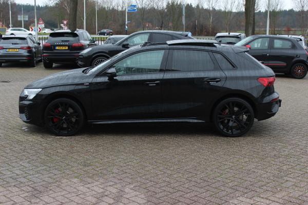 Audi A3 Sportback 45 TFSI e S edition Competition / Trekhaak / Panoramadak / CarPlay / Matrix LED / Keyless / Parkeerhulp V+A / 18'' / Half leder / Navigatie / DAB / Dodehoek / Stoelverwarming / ACC