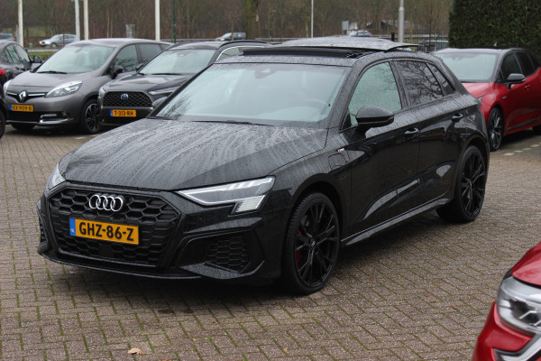 Audi A3 Sportback 45 TFSI e S edition Competition / Trekhaak / Panoramadak / CarPlay / Matrix LED / Keyless / Parkeerhulp V+A / 18'' / Half leder / Navigatie / DAB / Dodehoek / Stoelverwarming / ACC