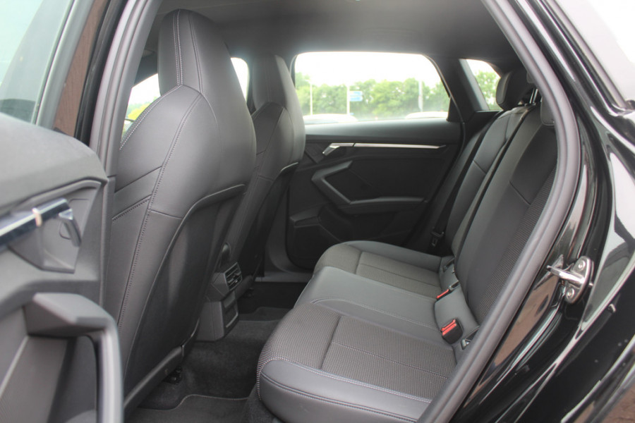 Audi A3 Sportback 45 TFSI e S edition Competition / Trekhaak / Panoramadak / CarPlay / Matrix LED / Keyless / Parkeerhulp V+A / 18'' / Half leder / Navigatie / DAB / Dodehoek / Stoelverwarming / ACC