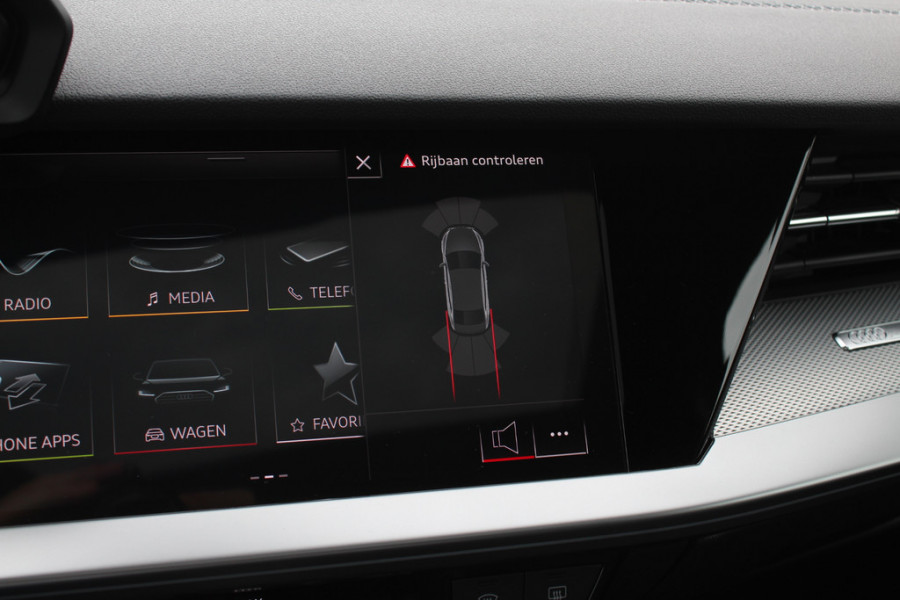 Audi A3 Sportback 45 TFSI e S edition Competition / Trekhaak / Panoramadak / CarPlay / Matrix LED / Keyless / Parkeerhulp V+A / 18'' / Half leder / Navigatie / DAB / Dodehoek / Stoelverwarming / ACC