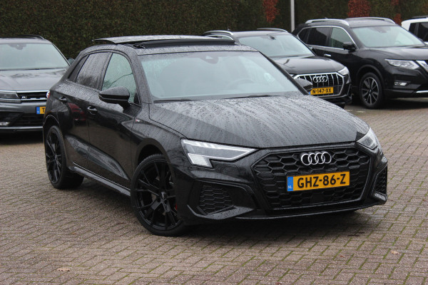 Audi A3 Sportback 45 TFSI e S edition Competition / Trekhaak / Panoramadak / CarPlay / Matrix LED / Keyless / Parkeerhulp V+A / 18'' / Half leder / Navigatie / DAB / Dodehoek / Stoelverwarming / ACC