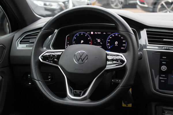 Volkswagen Tiguan 1.5 TSI R-Line Business+ / Trekhaak / Panoramadak / Camera / Leder / 20'' / CarPlay / Virtual Cockpit / Matrix LED / Stoel+Stuurverwarming / Dodehoek / DAB / ACC
