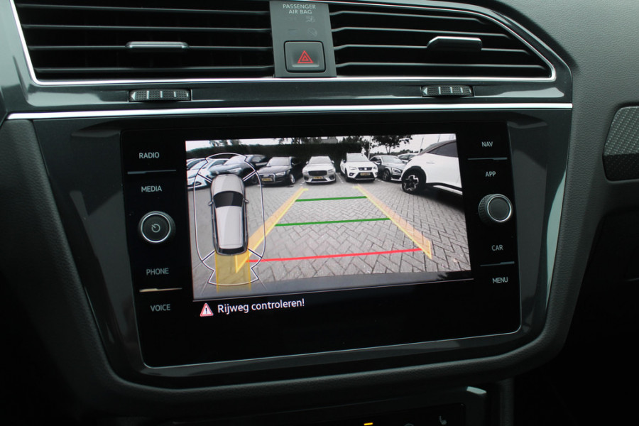 Volkswagen Tiguan 1.5 TSI R-Line Business+ / Trekhaak / Panoramadak / Camera / Leder / 20'' / CarPlay / Virtual Cockpit / Matrix LED / Stoel+Stuurverwarming / Dodehoek / DAB / ACC