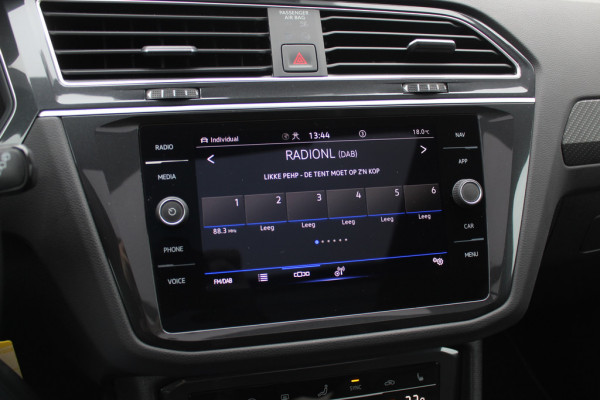 Volkswagen Tiguan 1.5 TSI R-Line Business+ / Trekhaak / Panoramadak / Camera / Leder / 20'' / CarPlay / Virtual Cockpit / Matrix LED / Stoel+Stuurverwarming / Dodehoek / DAB / ACC