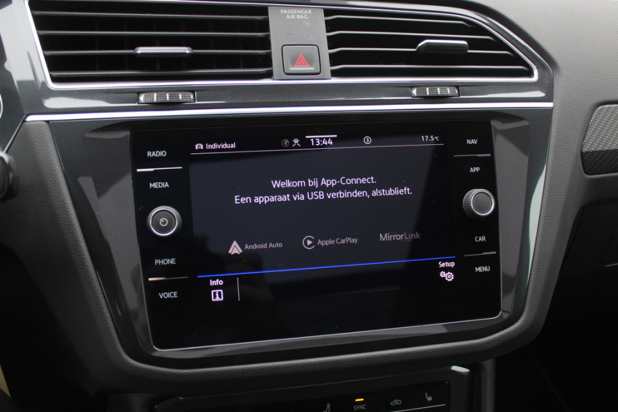 Volkswagen Tiguan 1.5 TSI R-Line Business+ / Trekhaak / Panoramadak / Camera / Leder / 20'' / CarPlay / Virtual Cockpit / Matrix LED / Stoel+Stuurverwarming / Dodehoek / DAB / ACC