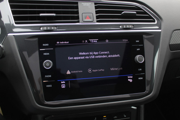 Volkswagen Tiguan 1.5 TSI R-Line Business+ / Trekhaak / Panoramadak / Camera / Leder / 20'' / CarPlay / Virtual Cockpit / Matrix LED / Stoel+Stuurverwarming / Dodehoek / DAB / ACC