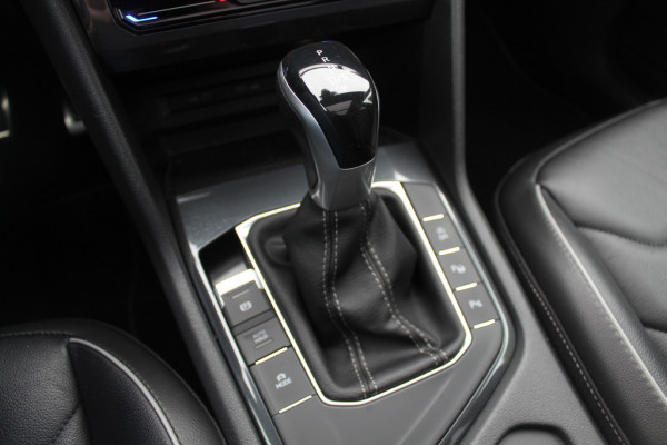Volkswagen Tiguan 1.5 TSI R-Line Business+ / Trekhaak / Panoramadak / Camera / Leder / 20'' / CarPlay / Virtual Cockpit / Matrix LED / Stoel+Stuurverwarming / Dodehoek / DAB / ACC