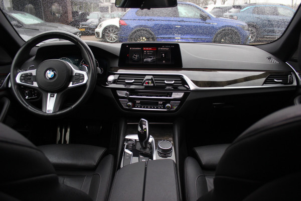 BMW 5 Serie Touring 540i xDrive High Exe. M Sport / Trekhaak / Panoramadak / 360Camera / Head-up / Leder / 19'' / Harman Kardon / CarPlay / Stoelventilatie / Stuur+Stoelverwarming / 4zone / Dodehoek / DAB / ACC