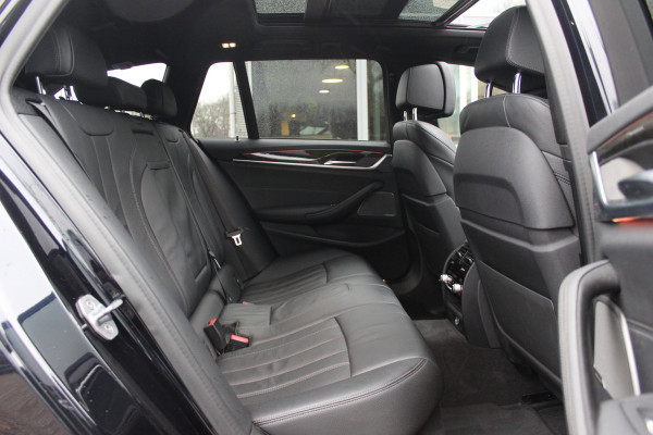 BMW 5 Serie Touring 540i xDrive High Exe. M Sport / Trekhaak / Panoramadak / 360Camera / Head-up / Leder / 19'' / Harman Kardon / CarPlay / Stoelventilatie / Stuur+Stoelverwarming / 4zone / Dodehoek / DAB / ACC