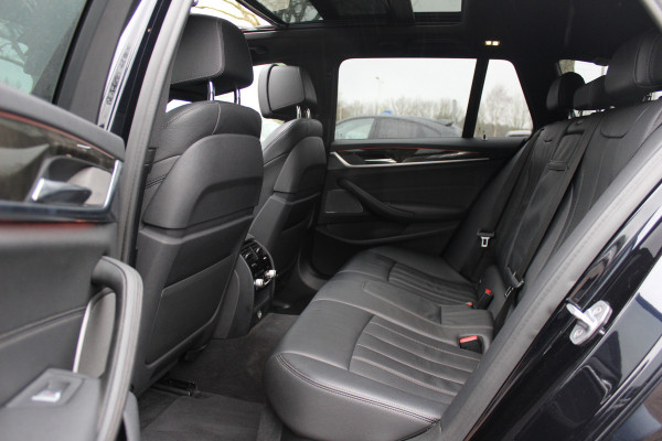 BMW 5 Serie Touring 540i xDrive High Exe. M Sport / Trekhaak / Panoramadak / 360Camera / Head-up / Leder / 19'' / Harman Kardon / CarPlay / Stoelventilatie / Stuur+Stoelverwarming / 4zone / Dodehoek / DAB / ACC