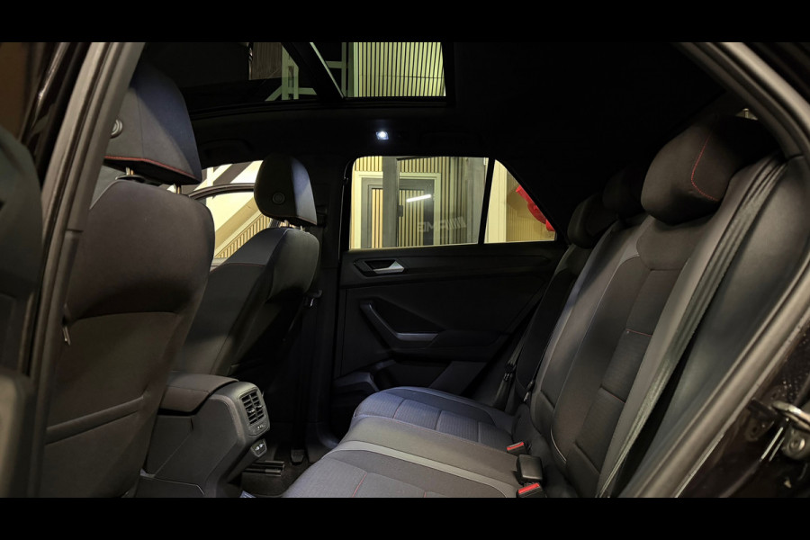 Volkswagen T-Roc 1.5 TSI Sport Business 3X R-Line PANO|VIRTUAL|DEALER ONDERHOUDEN|CARPLAY|CAMERA|SFEERVERLICHTING|NL AUTO|