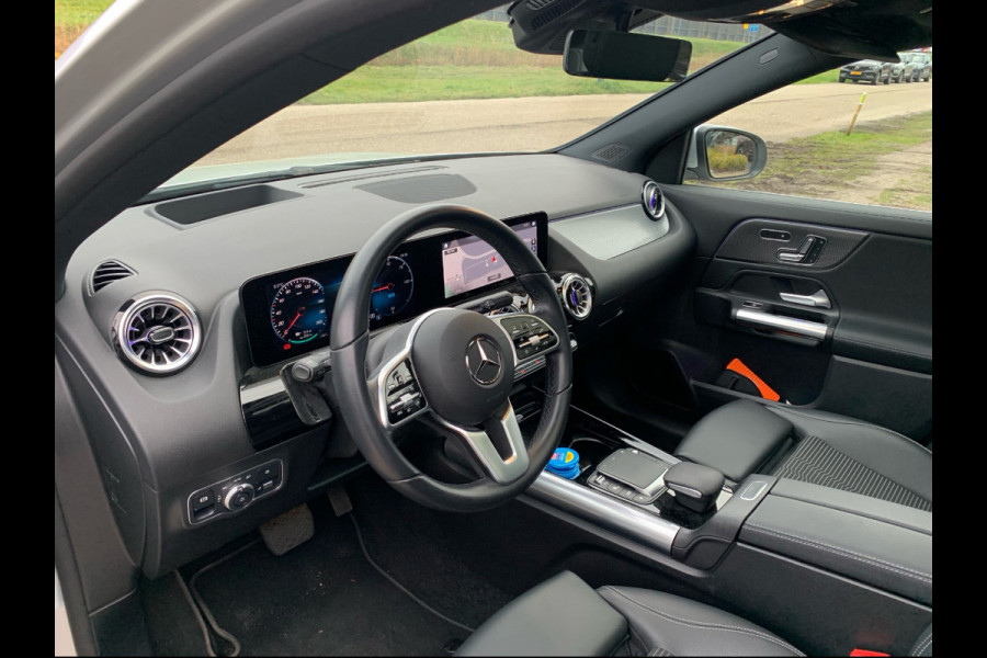 Mercedes-Benz EQA 250 Business Solution AMG 67 kWh / Full option! / Trekhaak / Panoramadak / 360Camera / Head-up / Burmester / Half leder / 18'' / CarPlay / Navigatie / Dodehoek / DAB / Stoelverwarming / ACC