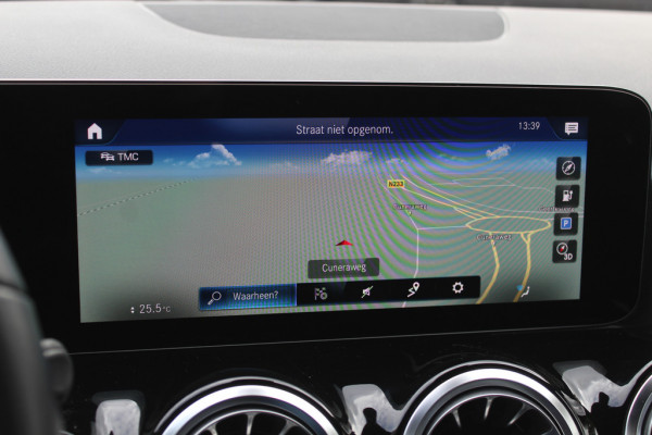 Mercedes-Benz EQA 250 Business Solution AMG 67 kWh / Full option! / Trekhaak / Panoramadak / 360Camera / Head-up / Burmester / Half leder / 18'' / CarPlay / Navigatie / Dodehoek / DAB / Stoelverwarming / ACC