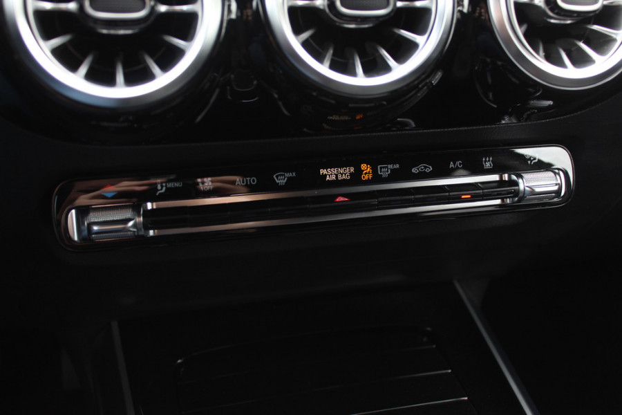Mercedes-Benz EQA 250 Business Solution AMG 67 kWh / Full option! / Trekhaak / Panoramadak / 360Camera / Head-up / Burmester / Half leder / 18'' / CarPlay / Navigatie / Dodehoek / DAB / Stoelverwarming / ACC