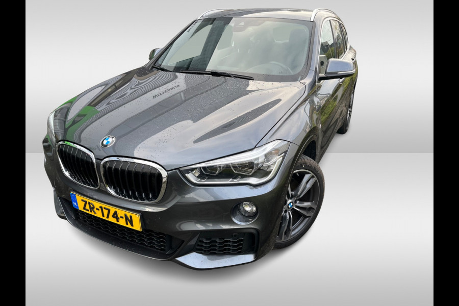 BMW X1 sDrive20i High Executive Edition M Sport / Trekhaak / Panoramadak / Camera / Leder / Head-up / 19'' / Navigatie / DAB / Cruise Control