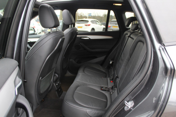 BMW X1 sDrive20i High Executive Edition M Sport / Trekhaak / Panoramadak / Camera / Leder / Head-up / 19'' / Navigatie / DAB / Cruise Control