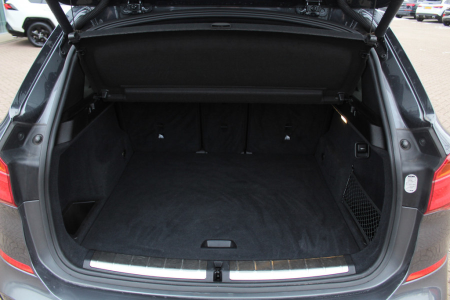 BMW X1 sDrive20i High Executive Edition M Sport / Trekhaak / Panoramadak / Camera / Leder / Head-up / 19'' / Navigatie / DAB / Cruise Control