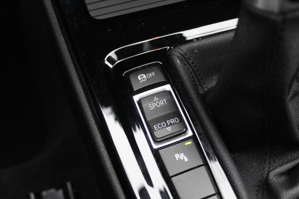 BMW X1 sDrive20i High Executive Edition M Sport / Trekhaak / Panoramadak / Camera / Leder / Head-up / 19'' / Navigatie / DAB / Cruise Control