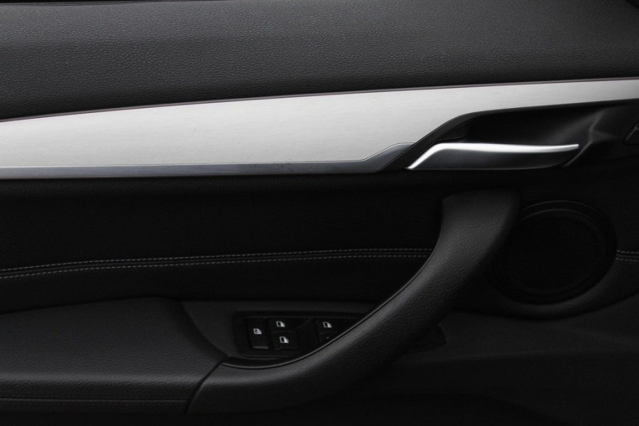 BMW X1 sDrive20i High Executive Edition M Sport / Trekhaak / Panoramadak / Camera / Leder / Head-up / 19'' / Navigatie / DAB / Cruise Control