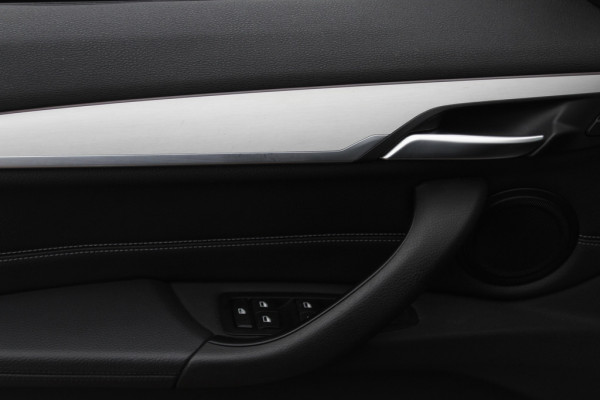 BMW X1 sDrive20i High Executive Edition M Sport / Trekhaak / Panoramadak / Camera / Leder / Head-up / 19'' / Navigatie / DAB / Cruise Control