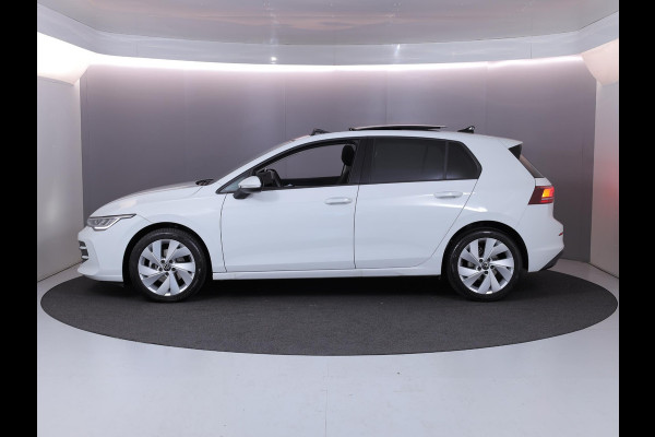 Volkswagen Golf 1.5 TSI Life Edition 116 pk | Verlengde garantie | Navigatie via App | Panoramadak | Parkeersensoren | Autom. airco (3 zones) | Stoelverwarming |