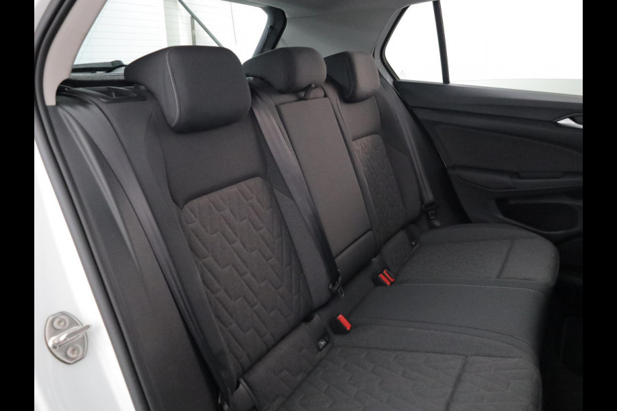 Volkswagen Golf 1.5 TSI Life Edition 116 pk | Verlengde garantie | Navigatie via App | Panoramadak | Parkeersensoren | Autom. airco (3 zones) | Stoelverwarming |