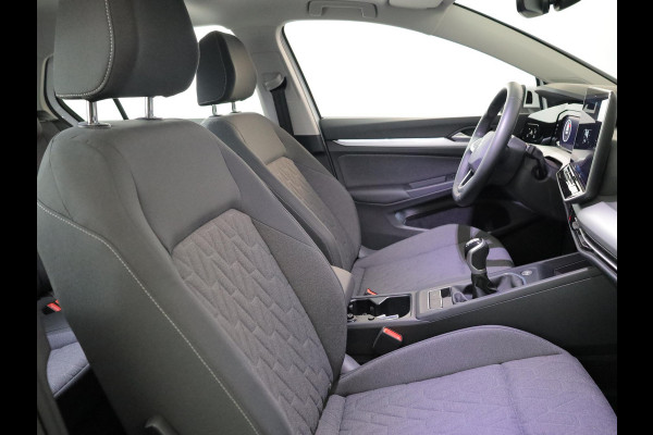 Volkswagen Golf 1.5 TSI Life Edition 116 pk | Verlengde garantie | Navigatie via App | Panoramadak | Parkeersensoren | Autom. airco (3 zones) | Stoelverwarming |