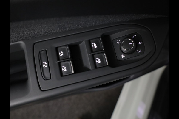 Volkswagen Golf 1.5 TSI Life Edition 116 pk | Verlengde garantie | Navigatie via App | Panoramadak | Parkeersensoren | Autom. airco (3 zones) | Stoelverwarming |