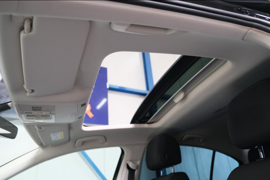 Volkswagen Passat 1.6 TDI Comfortline Business Automaat - Airco, Cruise, Schuifdak, Navi, PDC.