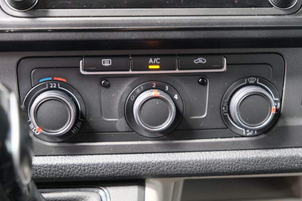 Volkswagen Transporter 2.0 TDI L2H1 Highline Automaat - N.A.P. Airco, Cruise, PDC, Navi, Camera, Trekhaak.