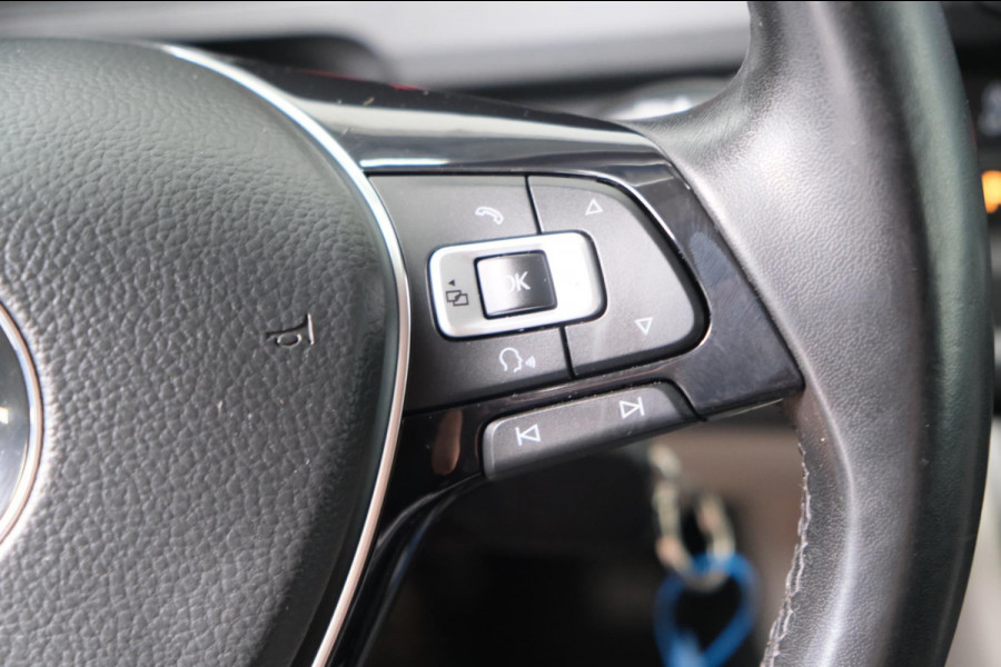 Volkswagen Transporter 2.0 TDI L2H1 Highline Automaat - N.A.P. Airco, Cruise, PDC, Navi, Camera, Trekhaak.