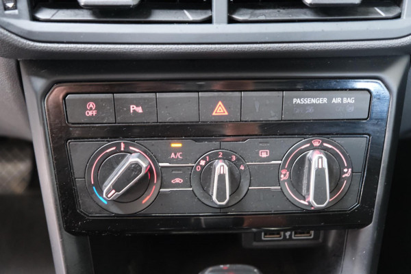 Volkswagen T-Cross 1.0 TSI Life Automaat - Airco, Cruise, Navi, PDC, Trekhaak.