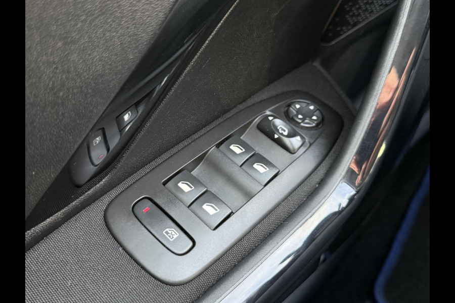 Peugeot 2008 1.2 PureTech Signature Navi,Apple Carplay,Airco,Cruise,Trekhaak,PDC,Distributie riem v.v. 2025,N.A.P,APK tot 03-2027