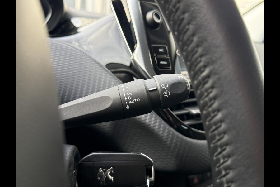 Peugeot 2008 1.2 PureTech Signature Navi,Apple Carplay,Airco,Cruise,Trekhaak,PDC,Distributie riem v.v. 2025,N.A.P,APK tot 03-2027