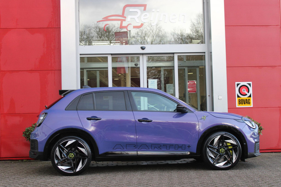 Abarth 600e SCORPIONISSIMA 280PK 54 kWh | SABELT PERFROMANCE SPORTOELEN/BEKLEDING | ENGINE SOUND GENERATOR | PACK DESIGN SCORPIONISSIMA | PACK TECH SCORPIONISSIMA | PACK WINTER (STOEL VERWARMING/VOORRUITVERWARMING) | PACK SCORPION | 20" LICHTMETALEN VELGEN | ABARTH BODYKIT | 360° PARKEERSENSOREN | REMKLAUWEN GROEN | ELEKTRISCH BEDIENBARE BESTUURDERSSTOEL | AMBIANCE INTERIEUR VERLICHTING | ACHTERUITRIJ CAMERA | ADAPTIVE CRUISE CONTROL | DRAADLOZE APPLE CARPLAY/ANDROID AUTO | DODEHOEK DETECTIE | DC SNELLAAD FUNCTIE | DRAADLOZE APPLE CARPLAY/ANDROID AUTO | ELEKTRISCH BEDIENBARE ACHTE