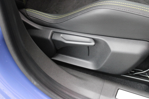 Abarth 600e SCORPIONISSIMA 280PK 54 kWh | SABELT PERFROMANCE SPORTOELEN/BEKLEDING | ENGINE SOUND GENERATOR | PACK DESIGN SCORPIONISSIMA | PACK TECH SCORPIONISSIMA | PACK WINTER (STOEL VERWARMING/VOORRUITVERWARMING) | PACK SCORPION | 20" LICHTMETALEN VELGEN | ABARTH BODYKIT | 360° PARKEERSENSOREN | REMKLAUWEN GROEN | ELEKTRISCH BEDIENBARE BESTUURDERSSTOEL | AMBIANCE INTERIEUR VERLICHTING | ACHTERUITRIJ CAMERA | ADAPTIVE CRUISE CONTROL | DRAADLOZE APPLE CARPLAY/ANDROID AUTO | DODEHOEK DETECTIE | DC SNELLAAD FUNCTIE | DRAADLOZE APPLE CARPLAY/ANDROID AUTO | ELEKTRISCH BEDIENBARE ACHTE