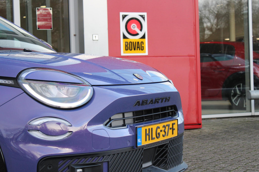 Abarth 600e SCORPIONISSIMA 280PK 54 kWh | SABELT PERFROMANCE SPORTOELEN/BEKLEDING | ENGINE SOUND GENERATOR | PACK DESIGN SCORPIONISSIMA | PACK TECH SCORPIONISSIMA | PACK WINTER (STOEL VERWARMING/VOORRUITVERWARMING) | PACK SCORPION | 20" LICHTMETALEN VELGEN | ABARTH BODYKIT | 360° PARKEERSENSOREN | REMKLAUWEN GROEN | ELEKTRISCH BEDIENBARE BESTUURDERSSTOEL | AMBIANCE INTERIEUR VERLICHTING | ACHTERUITRIJ CAMERA | ADAPTIVE CRUISE CONTROL | DRAADLOZE APPLE CARPLAY/ANDROID AUTO | DODEHOEK DETECTIE | DC SNELLAAD FUNCTIE | DRAADLOZE APPLE CARPLAY/ANDROID AUTO | ELEKTRISCH BEDIENBARE ACHTE