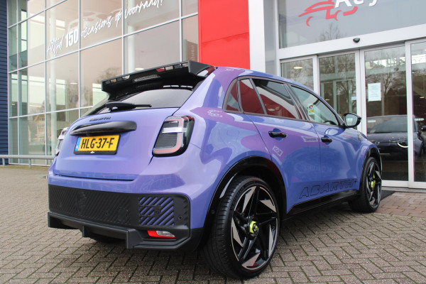 Abarth 600e SCORPIONISSIMA 280PK 54 kWh | SABELT PERFROMANCE SPORTOELEN/BEKLEDING | ENGINE SOUND GENERATOR | PACK DESIGN SCORPIONISSIMA | PACK TECH SCORPIONISSIMA | PACK WINTER (STOEL VERWARMING/VOORRUITVERWARMING) | PACK SCORPION | 20" LICHTMETALEN VELGEN | ABARTH BODYKIT | 360° PARKEERSENSOREN | REMKLAUWEN GROEN | ELEKTRISCH BEDIENBARE BESTUURDERSSTOEL | AMBIANCE INTERIEUR VERLICHTING | ACHTERUITRIJ CAMERA | ADAPTIVE CRUISE CONTROL | DRAADLOZE APPLE CARPLAY/ANDROID AUTO | DODEHOEK DETECTIE | DC SNELLAAD FUNCTIE | DRAADLOZE APPLE CARPLAY/ANDROID AUTO | ELEKTRISCH BEDIENBARE ACHTE