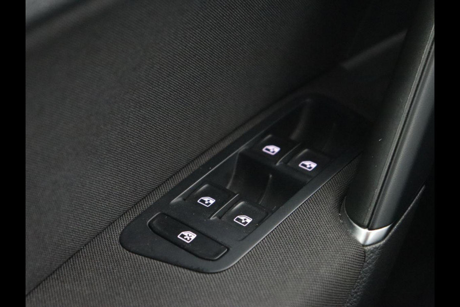 Volkswagen Golf 1.0 TSI Comfortline | Trekhaak | Adaptive cruise | Navigatie | 18'' | Climate control | Parkeerhulp | Bluetooth