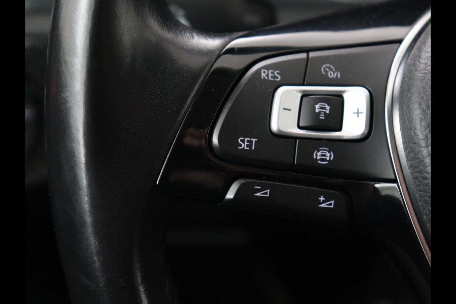 Volkswagen Golf 1.0 TSI Comfortline | Trekhaak | Adaptive cruise | Navigatie | 18'' | Climate control | Parkeerhulp | Bluetooth