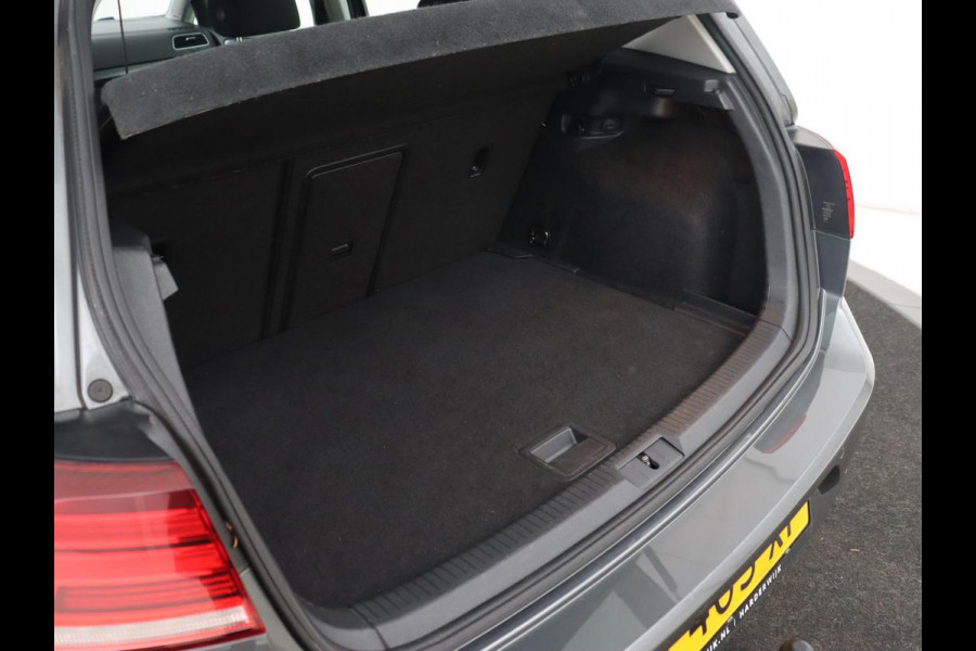 Volkswagen Golf 1.0 TSI Comfortline | Trekhaak | Adaptive cruise | Navigatie | 18'' | Climate control | Parkeerhulp | Bluetooth