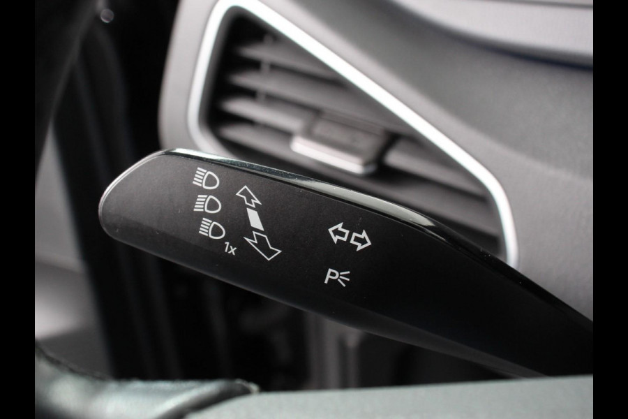 Volkswagen ID.3 Life 58 kWh Climate control Navigatie Cruise control Parkeersensoren voor + achter LED Voorstoelen verwarmd Apple Carplay/ Android Auto