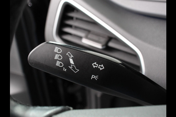 Volkswagen ID.3 Life 58 kWh Climate control Navigatie Cruise control Parkeersensoren voor + achter LED Voorstoelen verwarmd Apple Carplay/ Android Auto