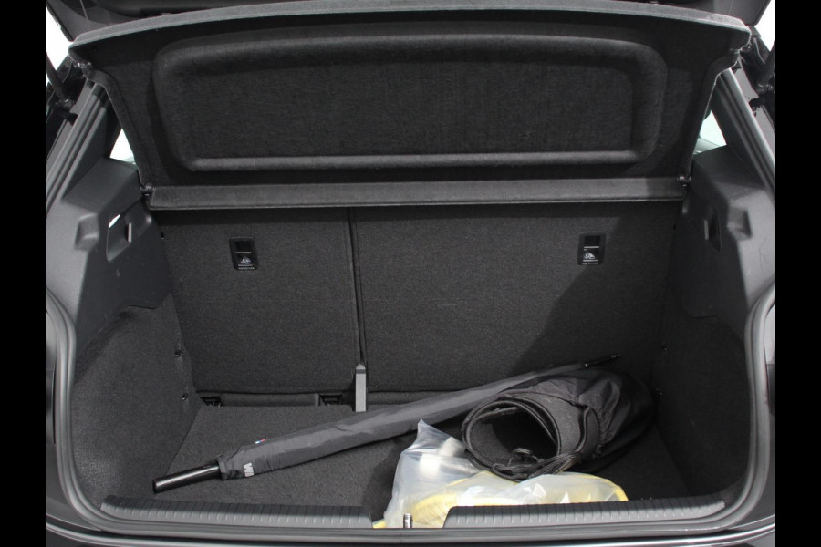 Volkswagen ID.3 Life 58 kWh Climate control Navigatie Cruise control Parkeersensoren voor + achter LED Voorstoelen verwarmd Apple Carplay/ Android Auto