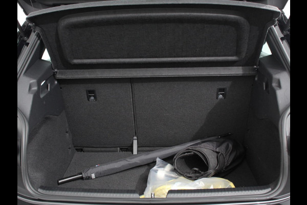 Volkswagen ID.3 Life 58 kWh Climate control Navigatie Cruise control Parkeersensoren voor + achter LED Voorstoelen verwarmd Apple Carplay/ Android Auto