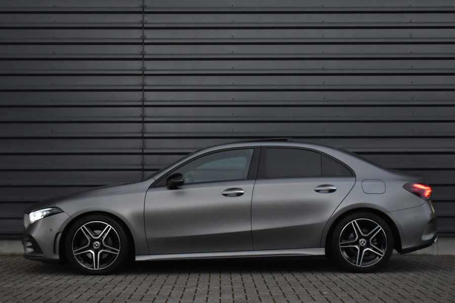 Mercedes-Benz A-Klasse 180 Business Solution AMG | Pano | Sfeerverlichting | Camera | Stoelen Elektr. + Memory | Stoelverwarming | Orig. NL |