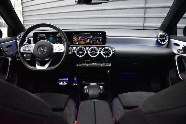 Mercedes-Benz A-Klasse 180 Business Solution AMG | Pano | Sfeerverlichting | Camera | Stoelen Elektr. + Memory | Stoelverwarming | Orig. NL |