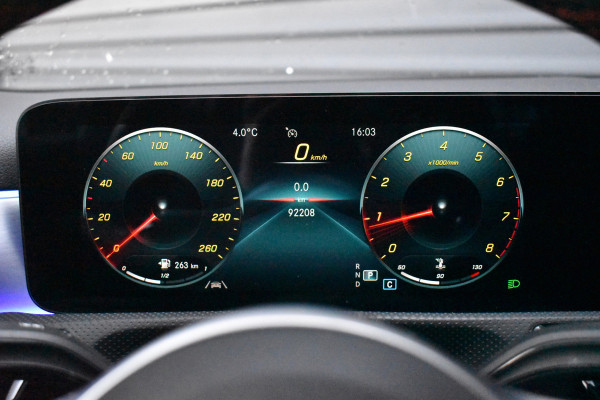 Mercedes-Benz A-Klasse 180 Business Solution AMG | Pano | Sfeerverlichting | Camera | Stoelen Elektr. + Memory | Stoelverwarming | Orig. NL |