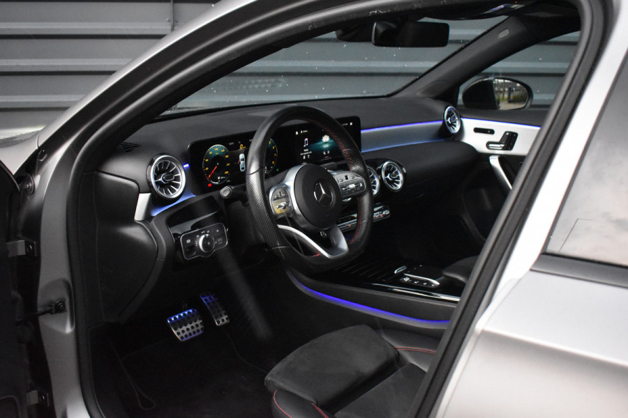 Mercedes-Benz A-Klasse 180 Business Solution AMG | Pano | Sfeerverlichting | Camera | Stoelen Elektr. + Memory | Stoelverwarming | Orig. NL |
