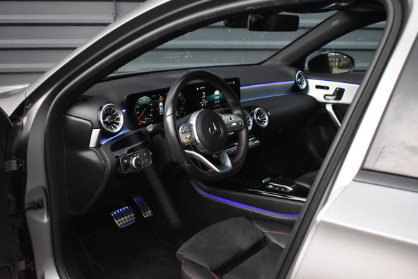 Mercedes-Benz A-Klasse 180 Business Solution AMG | Pano | Sfeerverlichting | Camera | Stoelen Elektr. + Memory | Stoelverwarming | Orig. NL |